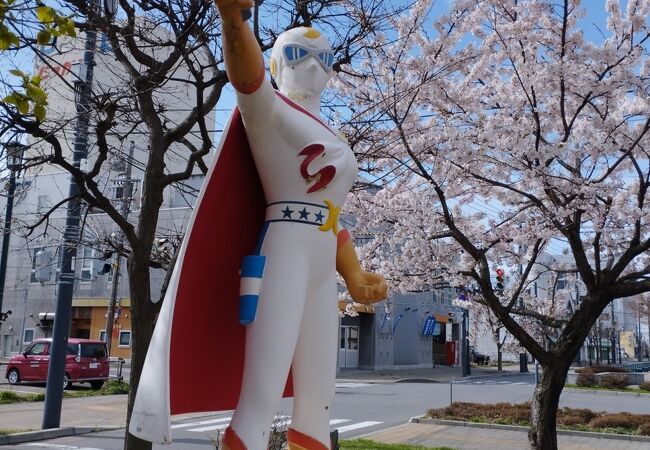 函館大門廣場：月光假面雕像與櫻花