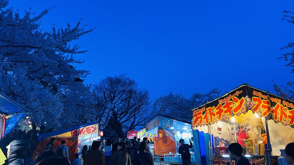 函館公園夜櫻點燈的小吃攤販