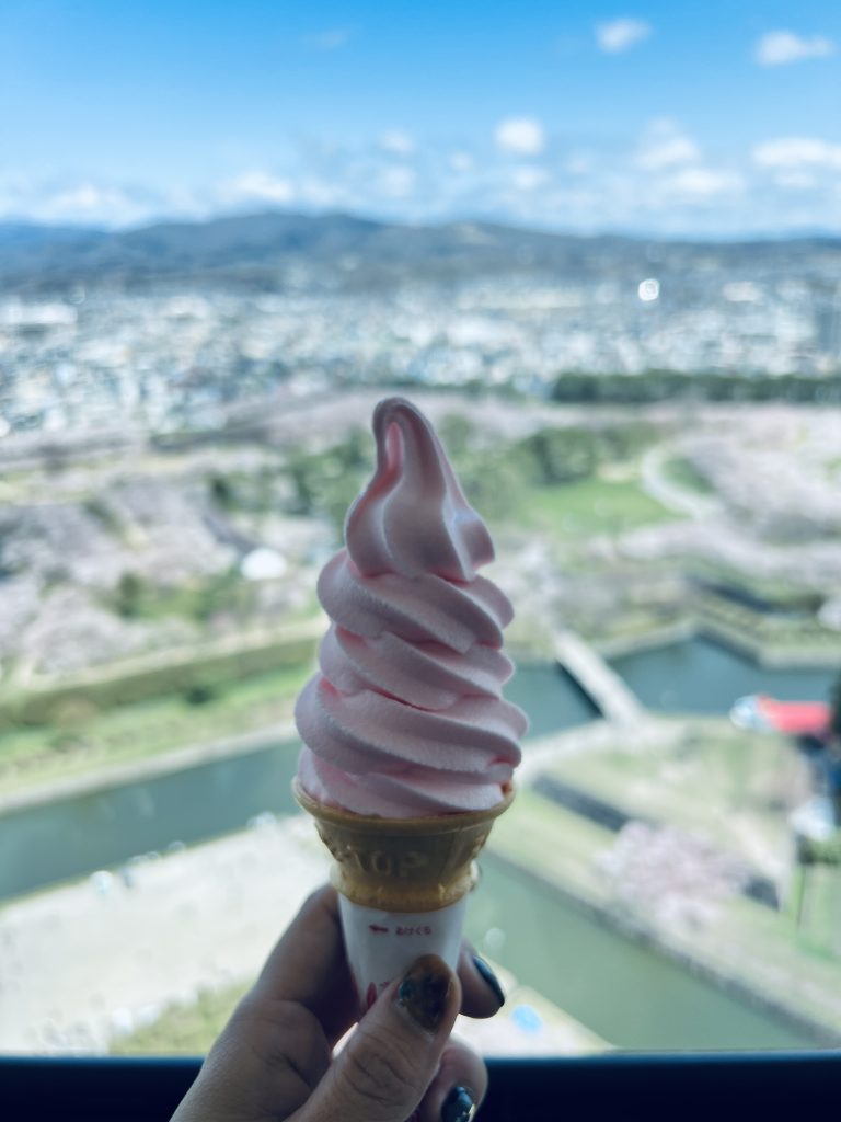 函館五稜郭塔：櫻花霜淇淋